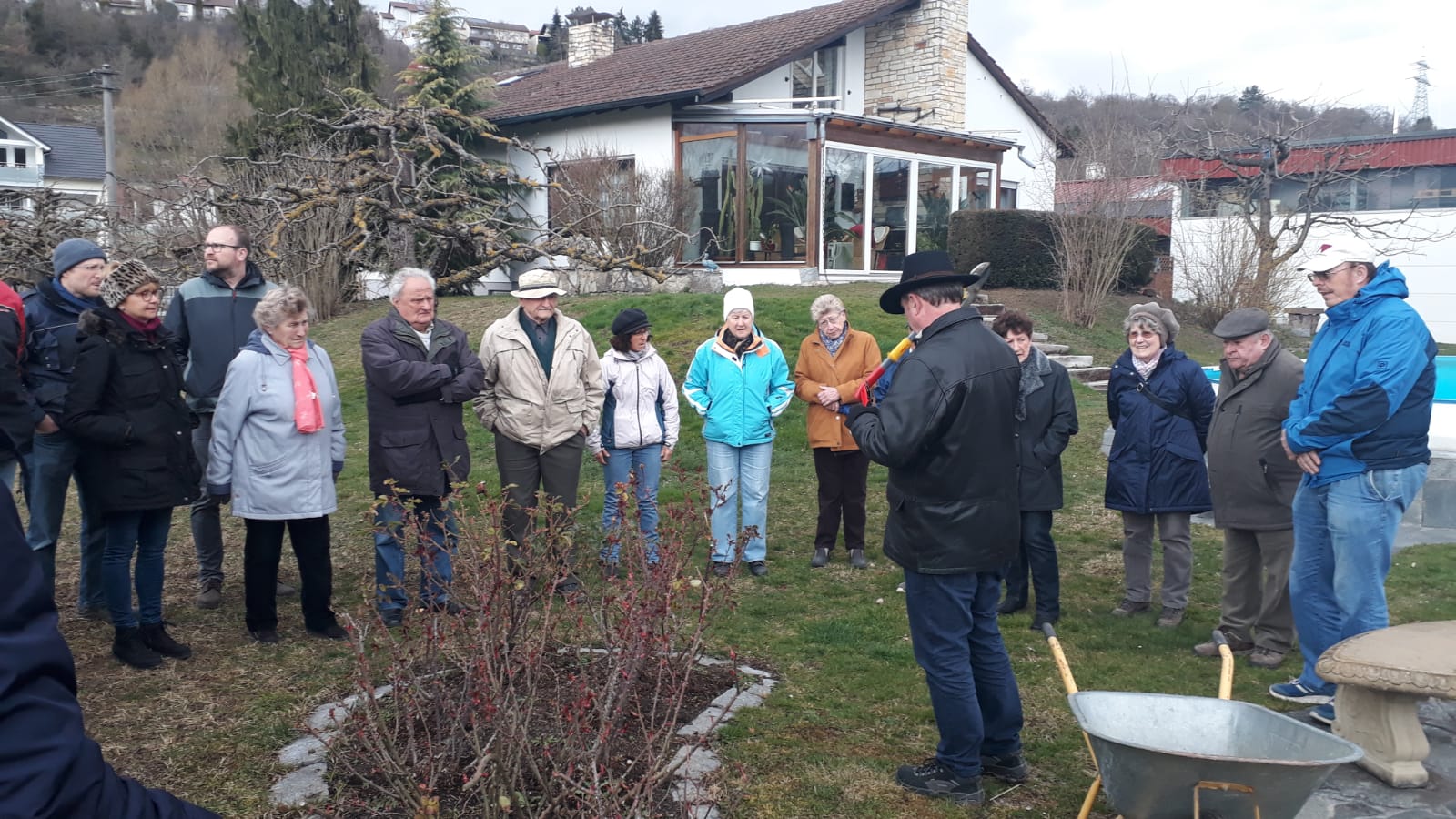 Du betrachtest gerade 30 Teilnehmer – darunter auch viele Frauen – beim Rosen- und Strauchschnittkurs des OGV Enberg e.V.