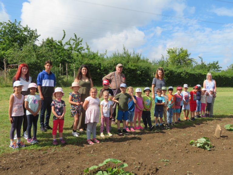 Read more about the article Das Kürbisprojekt mit dem Kindergarten Regenbogen ist gestartet