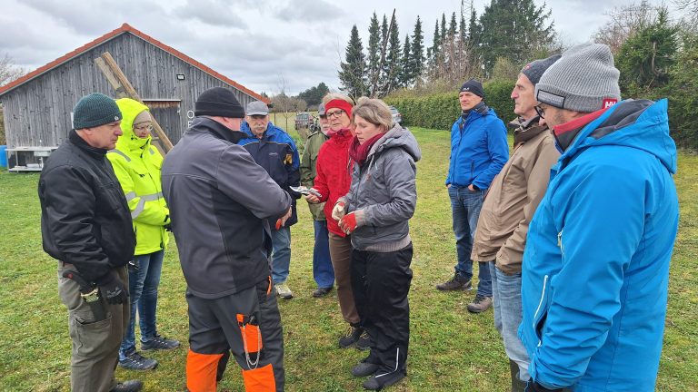 Mehr über den Artikel erfahren Schnittkurs des OGV Enzberg lockt zahlreiche Interessierte an